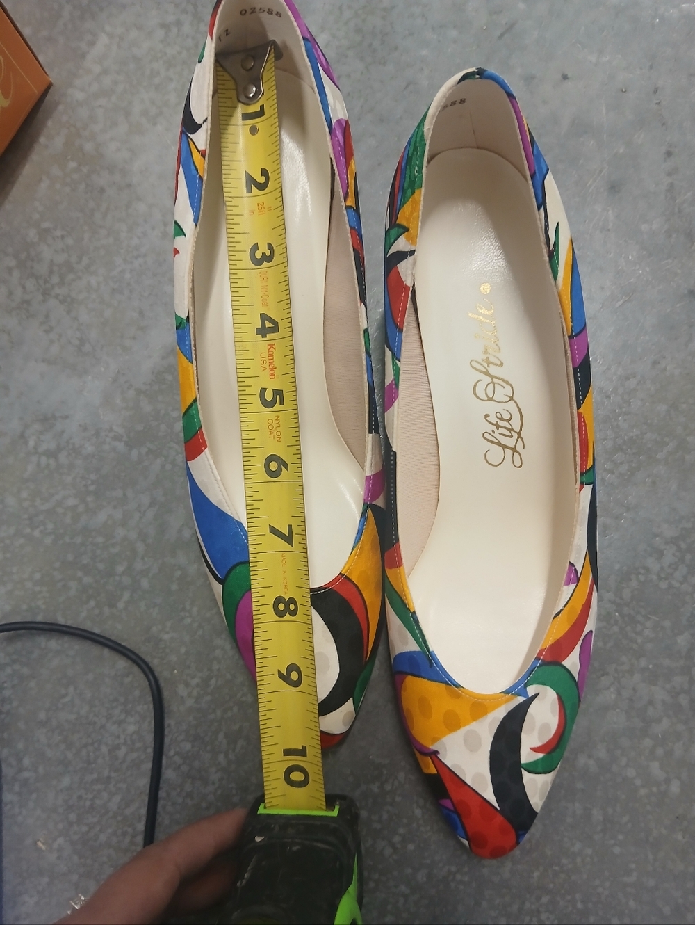 NWT Vintage Life Stride Geometric Print Kitten Heel Pumps Size 8.5 - Picture 8 of 12
